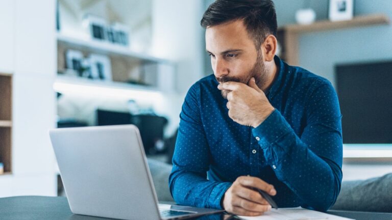 Homem em trabalho home office.